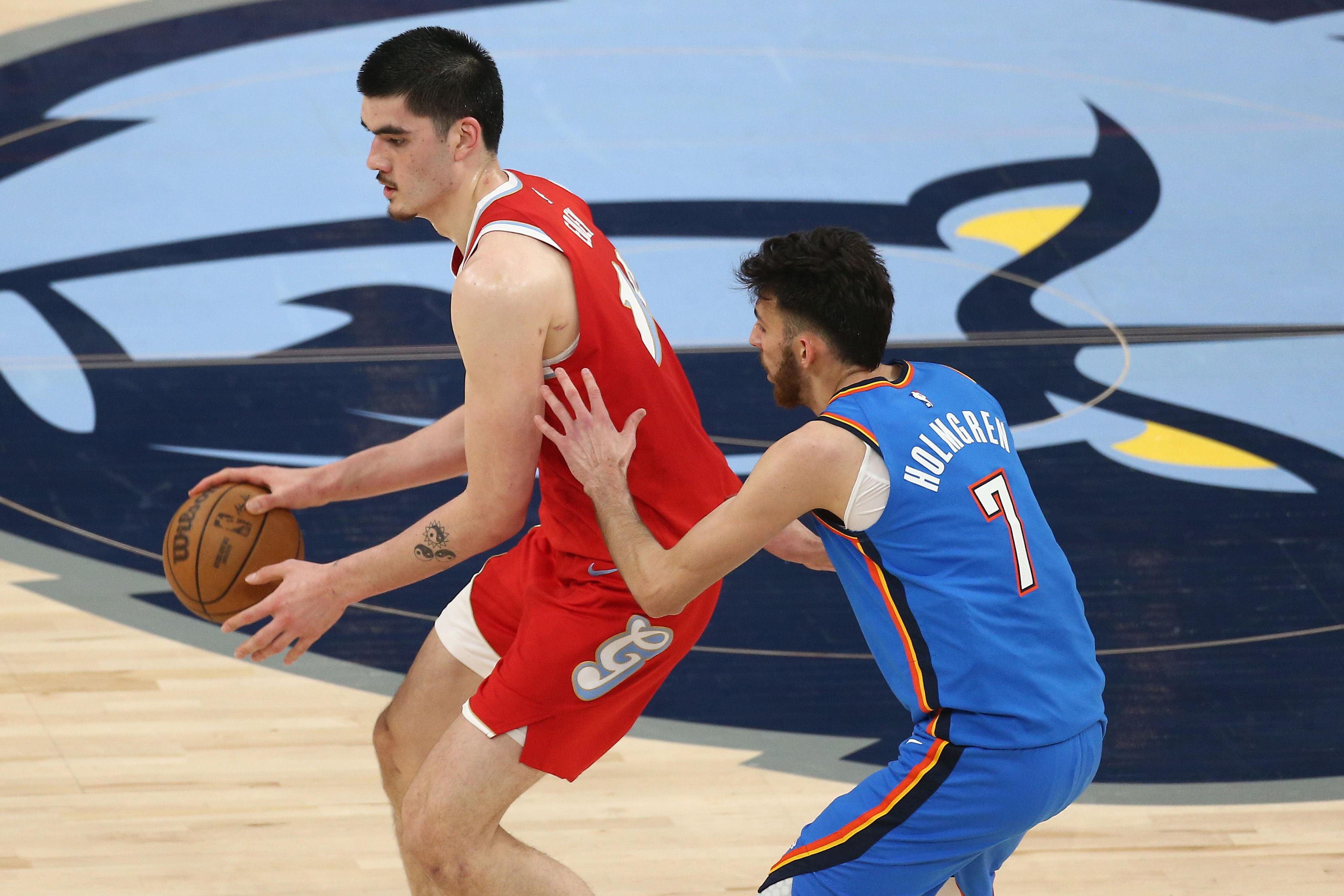 Memphis Grizzlies center Zach Edey (14) passes the ball as Oklahoma City Thunder forward Chet Holmgren (7) defends - Source: Imagn